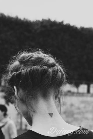 Skromne w formie tatuaże minimalistyczne ograniczające się do niewielkich kształtów i oparte na jednym kolorze. Doskonałe dla osób pragnących w niewielki sposób symbolizować konkretny przekaz. 