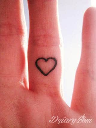 Skromne w formie tatuaże minimalistyczne ograniczające się do niewielkich kształtów i oparte na jednym kolorze. Doskonałe dla osób pragnących w niewielki sposób symbolizować konkretny przekaz. 