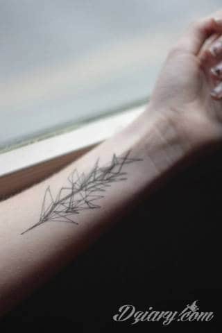 Skromne w formie tatuaże minimalistyczne ograniczające się do niewielkich kształtów i oparte na jednym kolorze. Doskonałe dla osób pragnących w niewielki sposób symbolizować konkretny przekaz. 