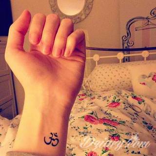 Skromne w formie tatuaże minimalistyczne ograniczające się do niewielkich kształtów i oparte na jednym kolorze. Doskonałe dla osób pragnących w niewielki sposób symbolizować konkretny przekaz. 