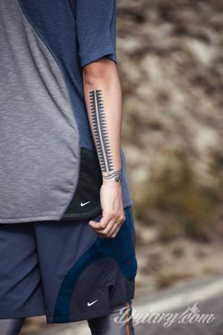 Skromne w formie tatuaże minimalistyczne ograniczające się do niewielkich kształtów i oparte na jednym kolorze. Doskonałe dla osób pragnących w niewielki sposób symbolizować konkretny przekaz. 