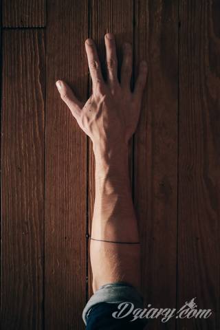 Skromne w formie tatuaże minimalistyczne ograniczające się do niewielkich kształtów i oparte na jednym kolorze. Doskonałe dla osób pragnących w niewielki sposób symbolizować konkretny przekaz. 