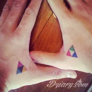 Skromne w formie tatuaże minimalistyczne ograniczające się do niewielkich kształtów i oparte na jednym kolorze. Doskonałe dla osób pragnących w niewielki sposób symbolizować konkretny przekaz. 