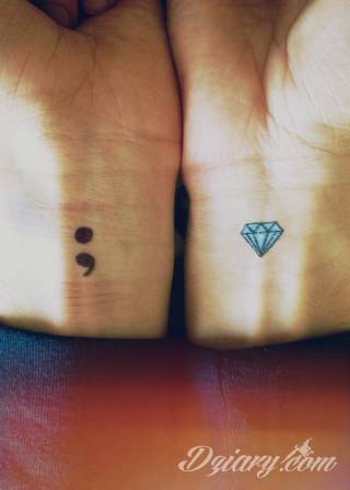 Skromne w formie tatuaże minimalistyczne ograniczające się do niewielkich kształtów i oparte na jednym kolorze. Doskonałe dla osób pragnących w niewielki sposób symbolizować konkretny przekaz. 