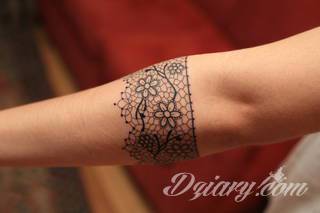 Skromne w formie tatuaże minimalistyczne ograniczające się do niewielkich kształtów i oparte na jednym kolorze. Doskonałe dla osób pragnących w niewielki sposób symbolizować konkretny przekaz. 