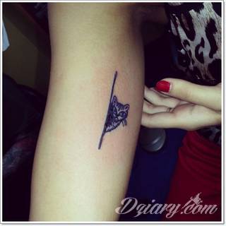 Skromne w formie tatuaże minimalistyczne ograniczające się do niewielkich kształtów i oparte na jednym kolorze. Doskonałe dla osób pragnących w niewielki sposób symbolizować konkretny przekaz. 