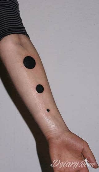 Skromne w formie tatuaże minimalistyczne ograniczające się do niewielkich kształtów i oparte na jednym kolorze. Doskonałe dla osób pragnących w niewielki sposób symbolizować konkretny przekaz. 