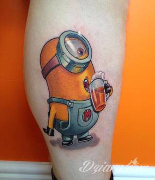 Skromne w formie tatuaże minimalistyczne ograniczające się do niewielkich kształtów i oparte na jednym kolorze. Doskonałe dla osób pragnących w niewielki sposób symbolizować konkretny przekaz. 