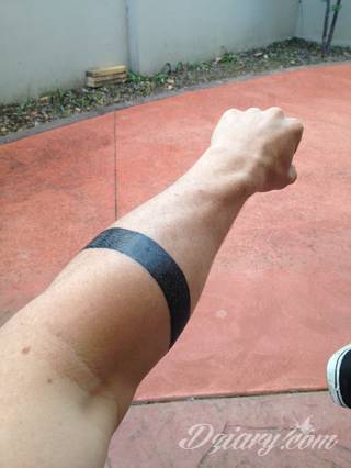 Skromne w formie tatuaże minimalistyczne ograniczające się do niewielkich kształtów i oparte na jednym kolorze. Doskonałe dla osób pragnących w niewielki sposób symbolizować konkretny przekaz. 