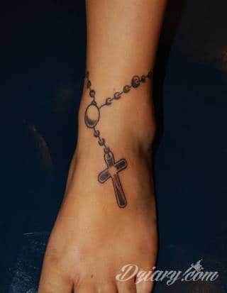 Skromne w formie tatuaże minimalistyczne ograniczające się do niewielkich kształtów i oparte na jednym kolorze. Doskonałe dla osób pragnących w niewielki sposób symbolizować konkretny przekaz. 