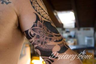 Skromne w formie tatuaże minimalistyczne ograniczające się do niewielkich kształtów i oparte na jednym kolorze. Doskonałe dla osób pragnących w niewielki sposób symbolizować konkretny przekaz. 