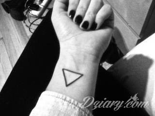 Skromne w formie tatuaże minimalistyczne ograniczające się do niewielkich kształtów i oparte na jednym kolorze. Doskonałe dla osób pragnących w niewielki sposób symbolizować konkretny przekaz. 