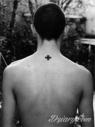 Skromne w formie tatuaże minimalistyczne ograniczające się do niewielkich kształtów i oparte na jednym kolorze. Doskonałe dla osób pragnących w niewielki sposób symbolizować konkretny przekaz. 