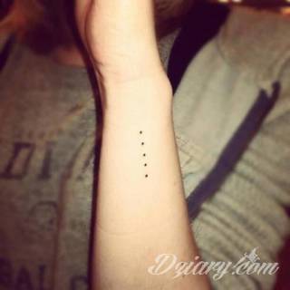 Skromne w formie tatuaże minimalistyczne ograniczające się do niewielkich kształtów i oparte na jednym kolorze. Doskonałe dla osób pragnących w niewielki sposób symbolizować konkretny przekaz. 