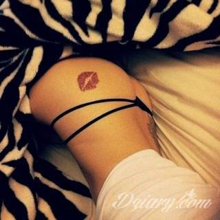 Skromne w formie tatuaże minimalistyczne ograniczające się do niewielkich kształtów i oparte na jednym kolorze. Doskonałe dla osób pragnących w niewielki sposób symbolizować konkretny przekaz. 