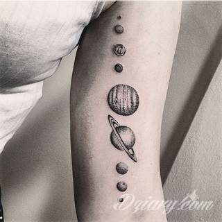 Skromne w formie tatuaże minimalistyczne ograniczające się do niewielkich kształtów i oparte na jednym kolorze. Doskonałe dla osób pragnących w niewielki sposób symbolizować konkretny przekaz. 