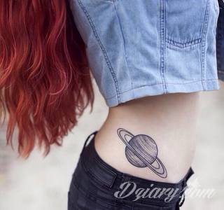 Skromne w formie tatuaże minimalistyczne ograniczające się do niewielkich kształtów i oparte na jednym kolorze. Doskonałe dla osób pragnących w niewielki sposób symbolizować konkretny przekaz. 