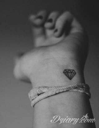 Skromne w formie tatuaże minimalistyczne ograniczające się do niewielkich kształtów i oparte na jednym kolorze. Doskonałe dla osób pragnących w niewielki sposób symbolizować konkretny przekaz. 