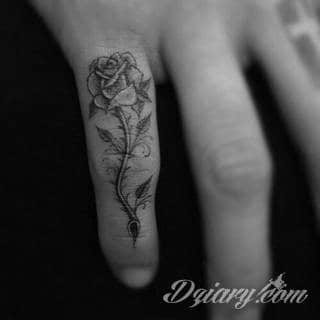 Skromne w formie tatuaże minimalistyczne ograniczające się do niewielkich kształtów i oparte na jednym kolorze. Doskonałe dla osób pragnących w niewielki sposób symbolizować konkretny przekaz. 