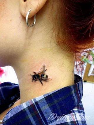 Skromne w formie tatuaże minimalistyczne ograniczające się do niewielkich kształtów i oparte na jednym kolorze. Doskonałe dla osób pragnących w niewielki sposób symbolizować konkretny przekaz. 