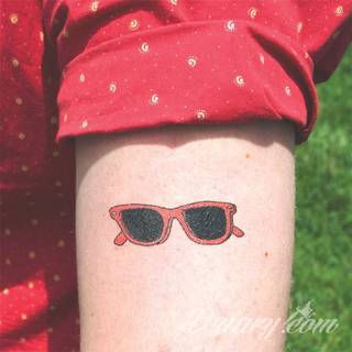 Skromne w formie tatuaże minimalistyczne ograniczające się do niewielkich kształtów i oparte na jednym kolorze. Doskonałe dla osób pragnących w niewielki sposób symbolizować konkretny przekaz. 