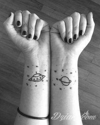 Skromne w formie tatuaże minimalistyczne ograniczające się do niewielkich kształtów i oparte na jednym kolorze. Doskonałe dla osób pragnących w niewielki sposób symbolizować konkretny przekaz. 