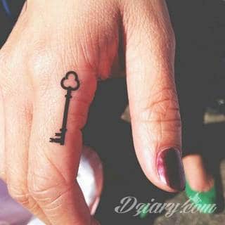 Skromne w formie tatuaże minimalistyczne ograniczające się do niewielkich kształtów i oparte na jednym kolorze. Doskonałe dla osób pragnących w niewielki sposób symbolizować konkretny przekaz. 