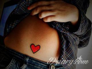 Skromne w formie tatuaże minimalistyczne ograniczające się do niewielkich kształtów i oparte na jednym kolorze. Doskonałe dla osób pragnących w niewielki sposób symbolizować konkretny przekaz. 