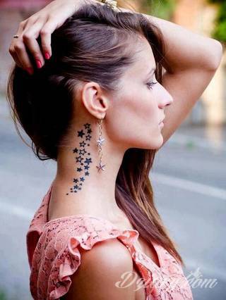 Skromne w formie tatuaże minimalistyczne ograniczające się do niewielkich kształtów i oparte na jednym kolorze. Doskonałe dla osób pragnących w niewielki sposób symbolizować konkretny przekaz. 