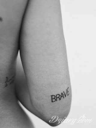 Skromne w formie tatuaże minimalistyczne ograniczające się do niewielkich kształtów i oparte na jednym kolorze. Doskonałe dla osób pragnących w niewielki sposób symbolizować konkretny przekaz. 