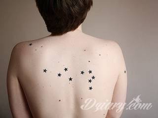 Skromne w formie tatuaże minimalistyczne ograniczające się do niewielkich kształtów i oparte na jednym kolorze. Doskonałe dla osób pragnących w niewielki sposób symbolizować konkretny przekaz. 