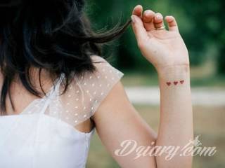 Skromne w formie tatuaże minimalistyczne ograniczające się do niewielkich kształtów i oparte na jednym kolorze. Doskonałe dla osób pragnących w niewielki sposób symbolizować konkretny przekaz. 