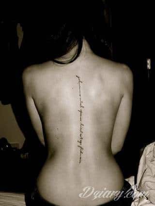 Skromne w formie tatuaże minimalistyczne ograniczające się do niewielkich kształtów i oparte na jednym kolorze. Doskonałe dla osób pragnących w niewielki sposób symbolizować konkretny przekaz. 