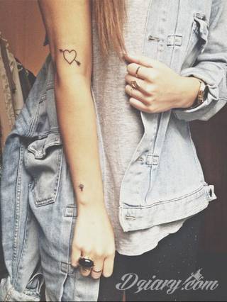 Skromne w formie tatuaże minimalistyczne ograniczające się do niewielkich kształtów i oparte na jednym kolorze. Doskonałe dla osób pragnących w niewielki sposób symbolizować konkretny przekaz. 