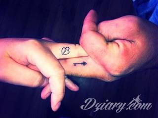 Skromne w formie tatuaże minimalistyczne ograniczające się do niewielkich kształtów i oparte na jednym kolorze. Doskonałe dla osób pragnących w niewielki sposób symbolizować konkretny przekaz. 