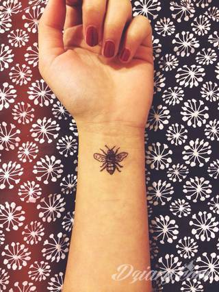 Skromne w formie tatuaże minimalistyczne ograniczające się do niewielkich kształtów i oparte na jednym kolorze. Doskonałe dla osób pragnących w niewielki sposób symbolizować konkretny przekaz. 