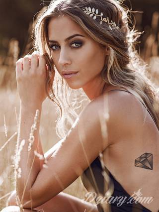 Skromne w formie tatuaże minimalistyczne ograniczające się do niewielkich kształtów i oparte na jednym kolorze. Doskonałe dla osób pragnących w niewielki sposób symbolizować konkretny przekaz. 