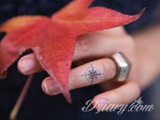 Skromne w formie tatuaże minimalistyczne ograniczające się do niewielkich kształtów i oparte na jednym kolorze. Doskonałe dla osób pragnących w niewielki sposób symbolizować konkretny przekaz. 