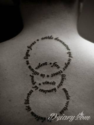 Skromne w formie tatuaże minimalistyczne ograniczające się do niewielkich kształtów i oparte na jednym kolorze. Doskonałe dla osób pragnących w niewielki sposób symbolizować konkretny przekaz. 