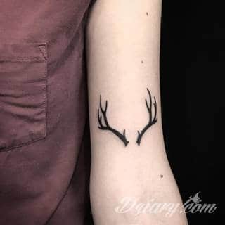 Skromne w formie tatuaże minimalistyczne ograniczające się do niewielkich kształtów i oparte na jednym kolorze. Doskonałe dla osób pragnących w niewielki sposób symbolizować konkretny przekaz. 