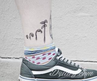 Skromne w formie tatuaże minimalistyczne ograniczające się do niewielkich kształtów i oparte na jednym kolorze. Doskonałe dla osób pragnących w niewielki sposób symbolizować konkretny przekaz. 