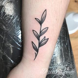 Skromne w formie tatuaże minimalistyczne ograniczające się do niewielkich kształtów i oparte na jednym kolorze. Doskonałe dla osób pragnących w niewielki sposób symbolizować konkretny przekaz. 