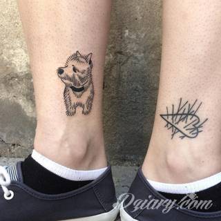 Skromne w formie tatuaże minimalistyczne ograniczające się do niewielkich kształtów i oparte na jednym kolorze. Doskonałe dla osób pragnących w niewielki sposób symbolizować konkretny przekaz. 