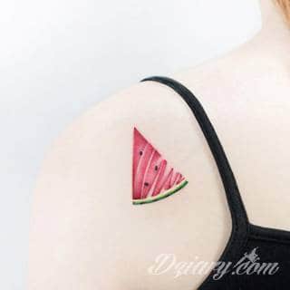 Skromne w formie tatuaże minimalistyczne ograniczające się do niewielkich kształtów i oparte na jednym kolorze. Doskonałe dla osób pragnących w niewielki sposób symbolizować konkretny przekaz. 