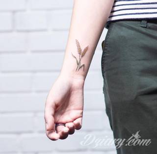 Skromne w formie tatuaże minimalistyczne ograniczające się do niewielkich kształtów i oparte na jednym kolorze. Doskonałe dla osób pragnących w niewielki sposób symbolizować konkretny przekaz. 