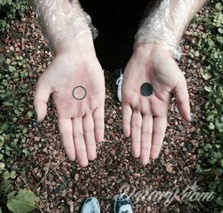 Skromne w formie tatuaże minimalistyczne ograniczające się do niewielkich kształtów i oparte na jednym kolorze. Doskonałe dla osób pragnących w niewielki sposób symbolizować konkretny przekaz. 