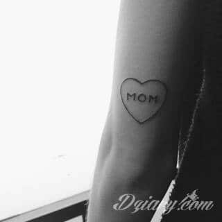 Skromne w formie tatuaże minimalistyczne ograniczające się do niewielkich kształtów i oparte na jednym kolorze. Doskonałe dla osób pragnących w niewielki sposób symbolizować konkretny przekaz. 