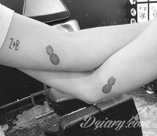 Skromne w formie tatuaże minimalistyczne ograniczające się do niewielkich kształtów i oparte na jednym kolorze. Doskonałe dla osób pragnących w niewielki sposób symbolizować konkretny przekaz. 