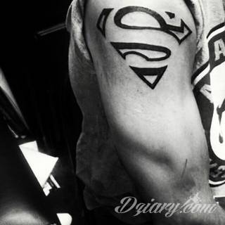 Skromne w formie tatuaże minimalistyczne ograniczające się do niewielkich kształtów i oparte na jednym kolorze. Doskonałe dla osób pragnących w niewielki sposób symbolizować konkretny przekaz. 