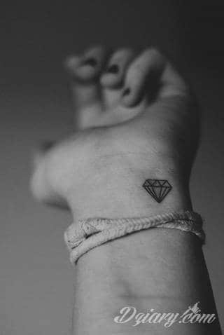 Skromne w formie tatuaże minimalistyczne ograniczające się do niewielkich kształtów i oparte na jednym kolorze. Doskonałe dla osób pragnących w niewielki sposób symbolizować konkretny przekaz. 